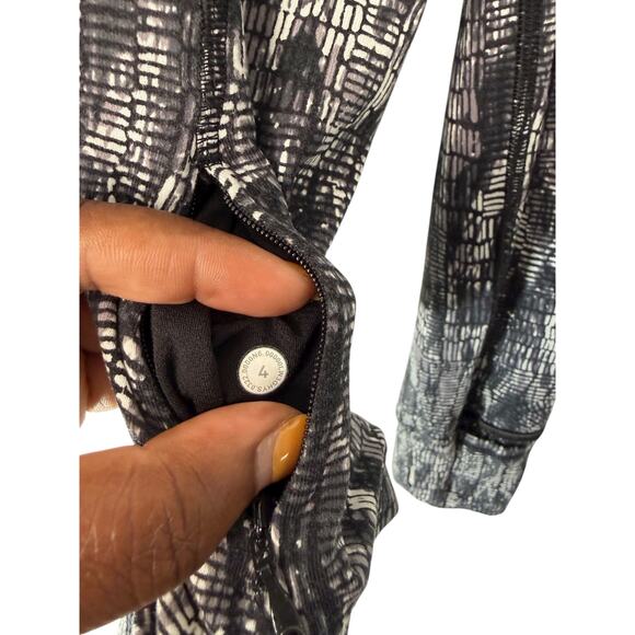 Lululemon Shirt Black White Long Sleeve Gym Workout Active Crewneck Size 4 - Picture 2 of 12